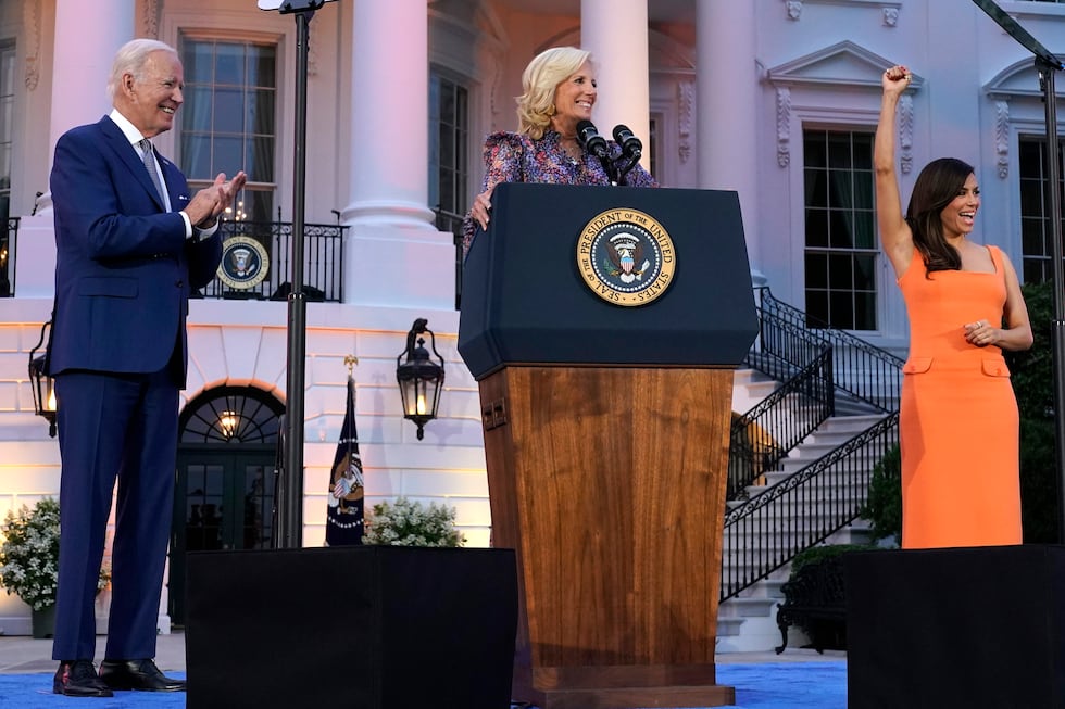 El presidente Joe Biden, con la primera dama Jill Biden y Eva Longoria aplaude antes de una...