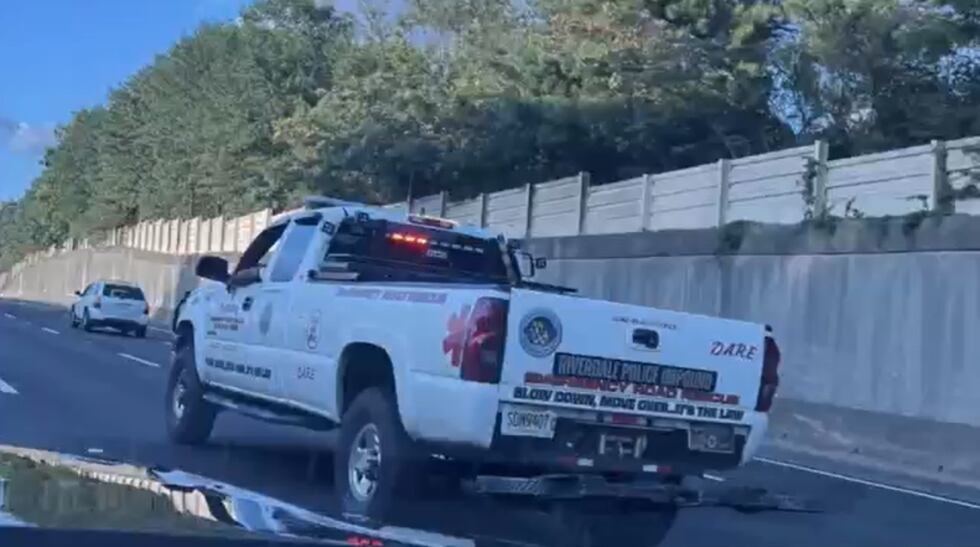 En una fotografía publicada por las autoridades se puede ver que en la parte trasera del...