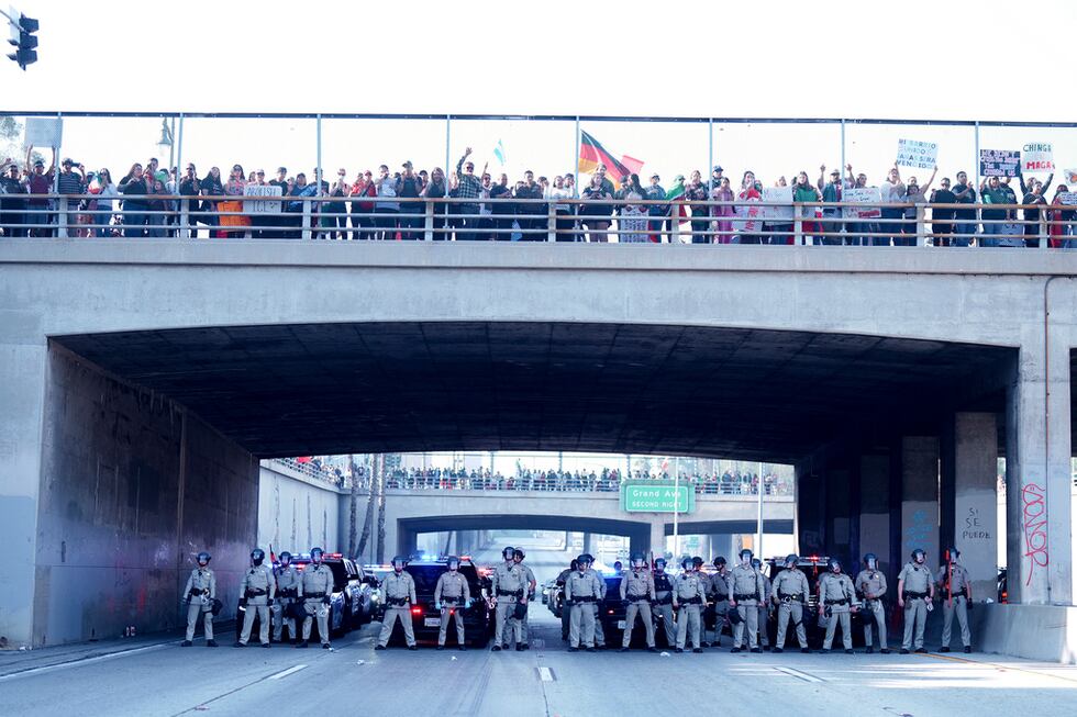 Personal policial frente a un grupo de manifestantes que cerraron la circulación en la...