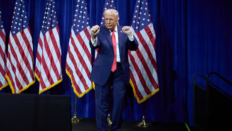 El presidente Donald Trump baila después de hablar en una reunión de legisladores republicanos...