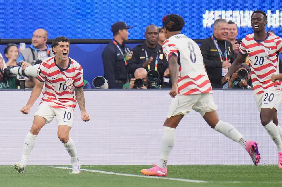 El atacante Christian Pulisic (izquierda) y Weston McKennie celebran el primer gol de Estados...