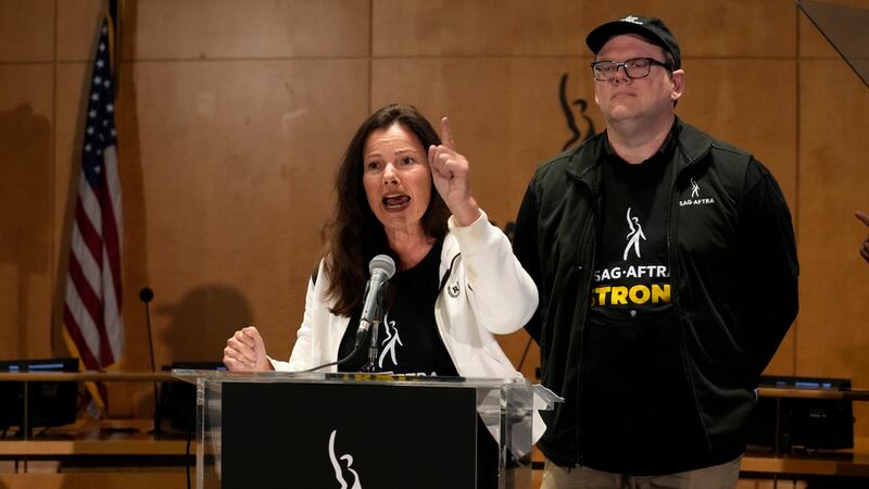 La presidenta de SAG-AFTRA, Fran Drescher, a la izquierda, y el director ejecutivo nacional y...