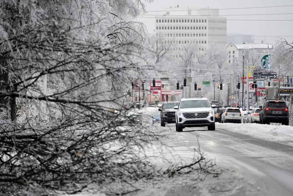 Poderosa tormenta invernal paraliza el sur y este del país , con hielo , nieve y frío