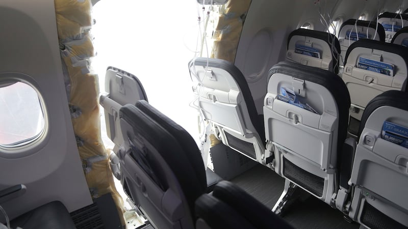 El avión Boeing 737-9 MAX de Alaska Airlines en que un panel se soltó en pleno vuelo. Foto...