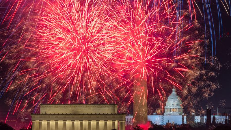 ARCHIVO - Fuegos artificiales en el National Mall sobre el Monumento a Lincoln, en el...