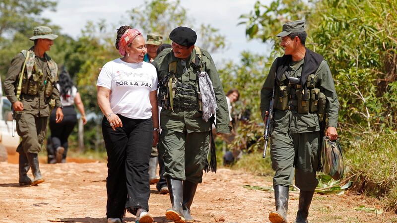 ARCHIVO - La exsenadora Piedad Córdoba dialoga con integrantes de las FARC, en San Isidro,...
