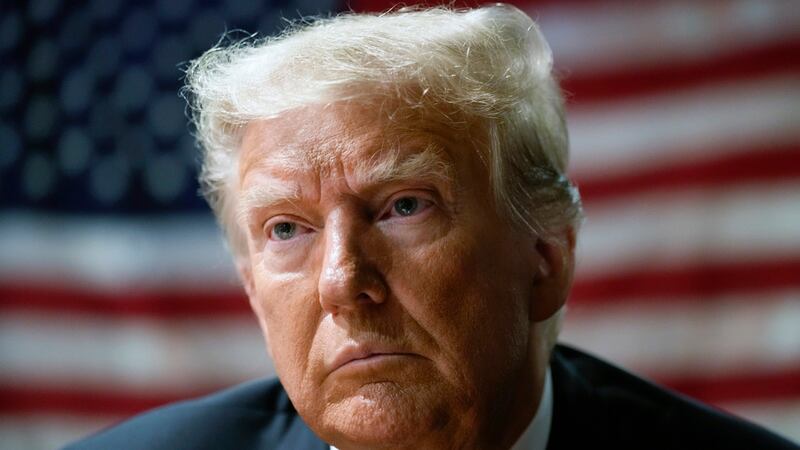 El expresidente Donald Trump asiste a un evento con simpatizantes en Des Moines, Iowa, el...