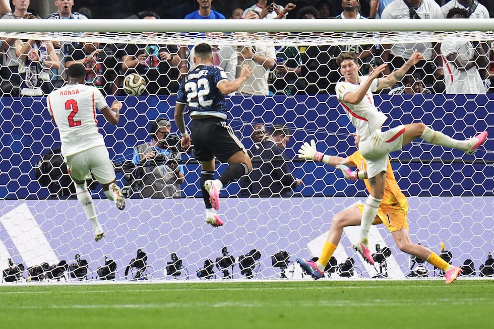 El argentino Lautaro Martínez (22) marca el segundo gol de su equipo durante el partido de...