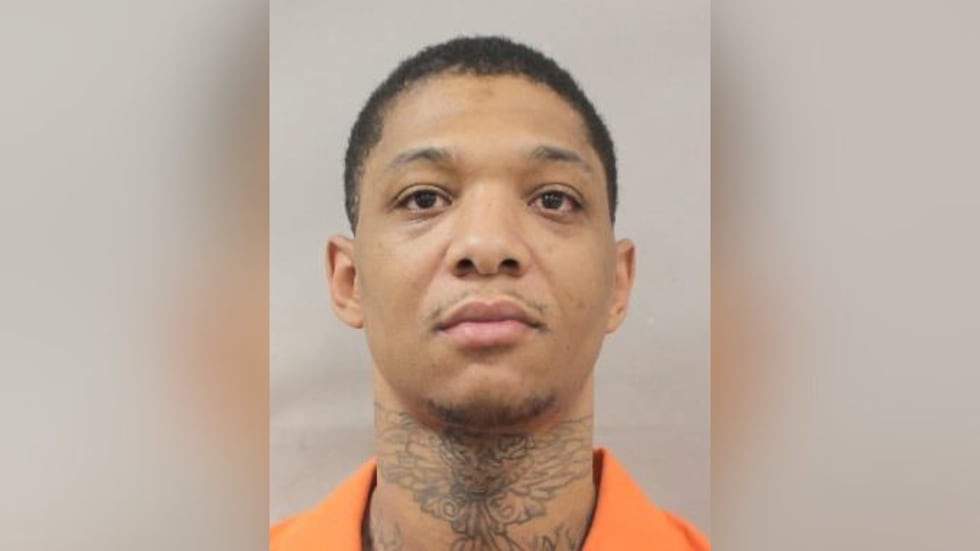 Derrick Groves era uno de los 10 reclusos que escaparon de la cárcel de la parroquia de...