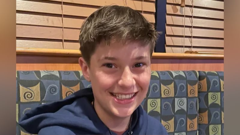 Knox MacEwen, de 14 años, supuestamente murió después de sufrir un paro cardíaco mientras...