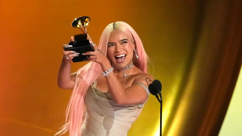 Karol G recibe el premio a mejor álbum de música urbana por "Mañana será bonito" en la 66a...
