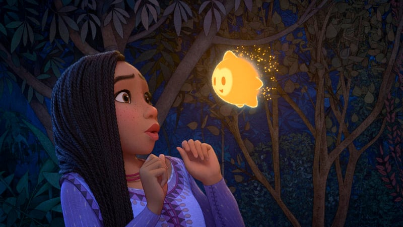 En esta imagen proporcionada por Disney, Asha con la voz de Ariana DeBose, en una escena de la...