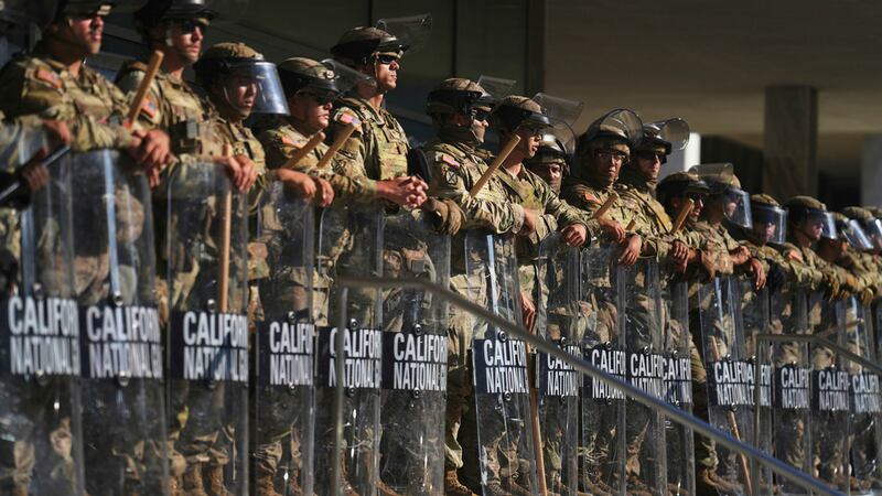 Efectivos de la Guardia Nacional en Los Ángeles el 10 de junio del 2025. (AP foto/Eric Thayer)