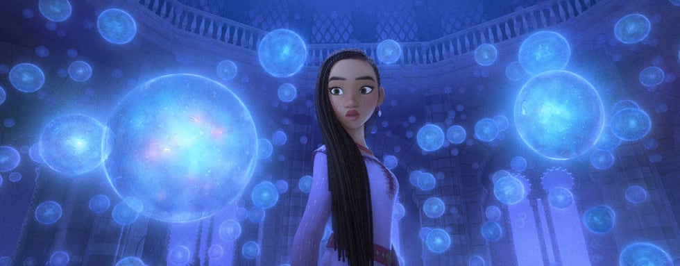 En esta imagen proporcionada por Disney, Asha con la voz de Ariana DeBose, en una escena de la...