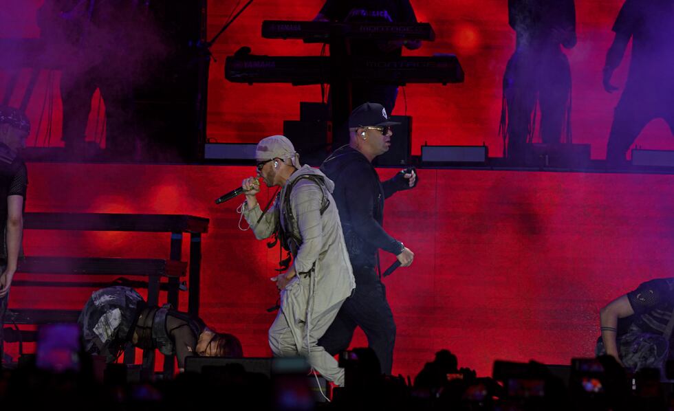 ARCHIVO - El dúo puertorriqueño de reggaetón Wisin & Yandel durante un concierto en la Ciudad...