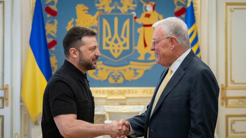 El presidente ucraniano Volodymyr Zelenskyy, izquierda, estrecha la mano del enviado especial...