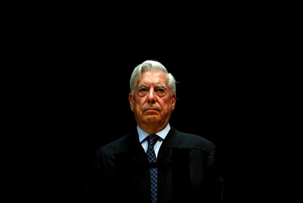 ARCHIVO - El Premio Nobel de Literatura peruano Mario Vargas Llosa asiste a la ceremonia donde...