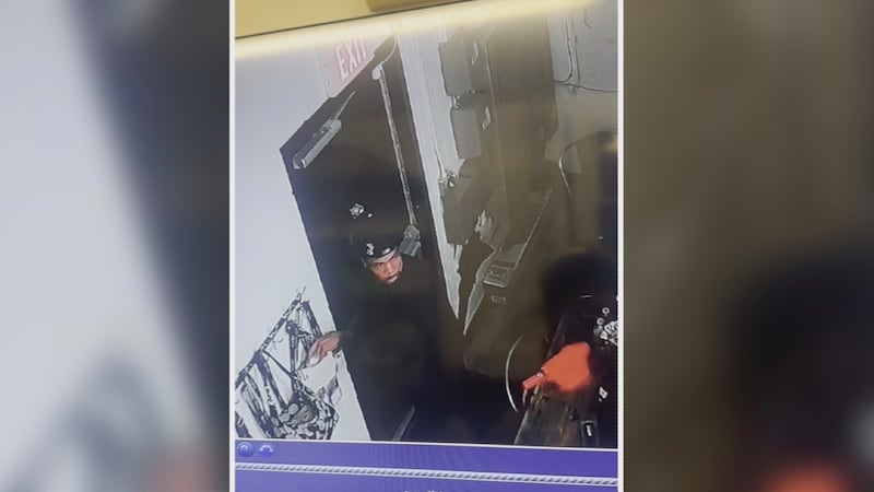 El incidente quedó registrado por las cámaras de seguridad del establecimiento.