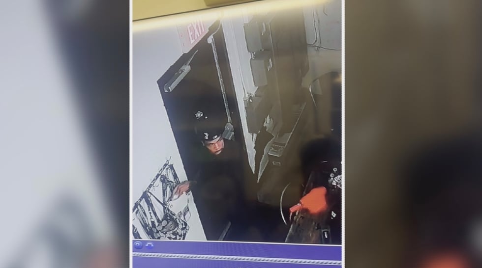 El incidente quedó registrado por las cámaras de seguridad del establecimiento.