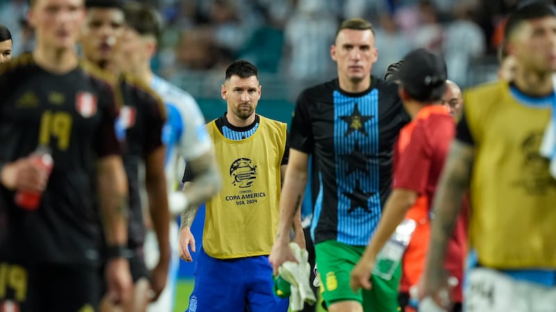 El delantero argentino Lionel Messi se retira del campo durante el descanso del partido contra...