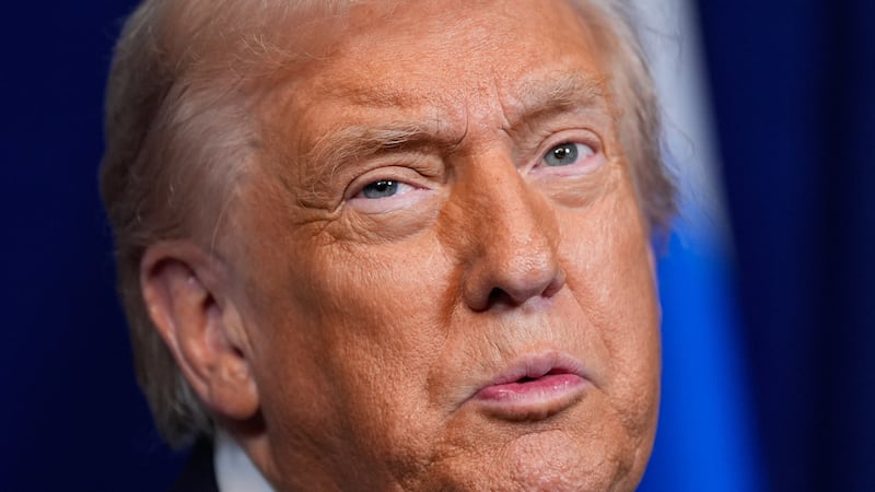 El presidente de EEUU, Donald Trump, habla durante una conferencia de prensa con el primer...