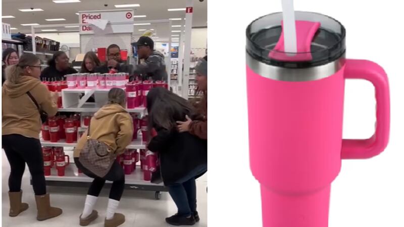 Personas tomando vasos rosa de los anaqueles en distintas tiendas. Crédito: Victoria Robino...