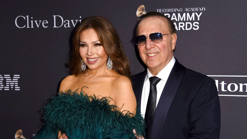 Tommy Mottola y Thalía llegan a la gala previa a los Grammy y Saludo a los Íconos de la...