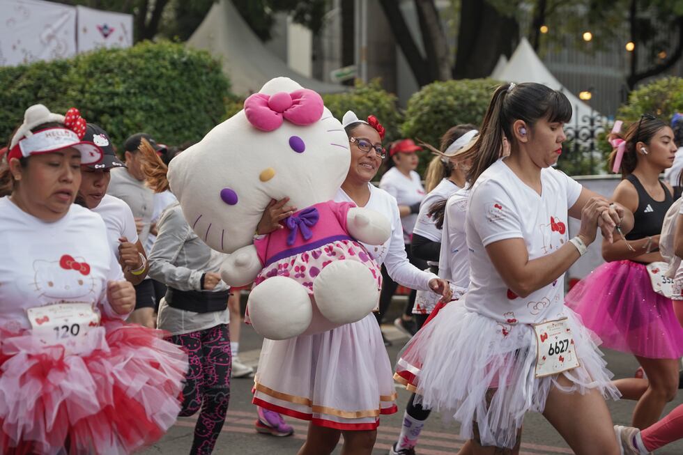 Fans del personaje japonés Hello Kitty compiten en una carrera durante la celebración del 50...