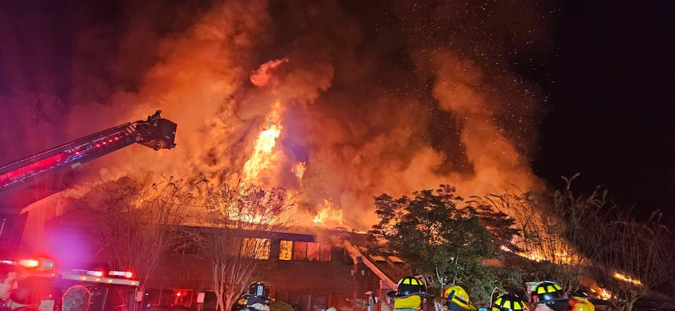 El Departamento de Bomberos dijo que el incendio posiblemente se originó en el Santuario.