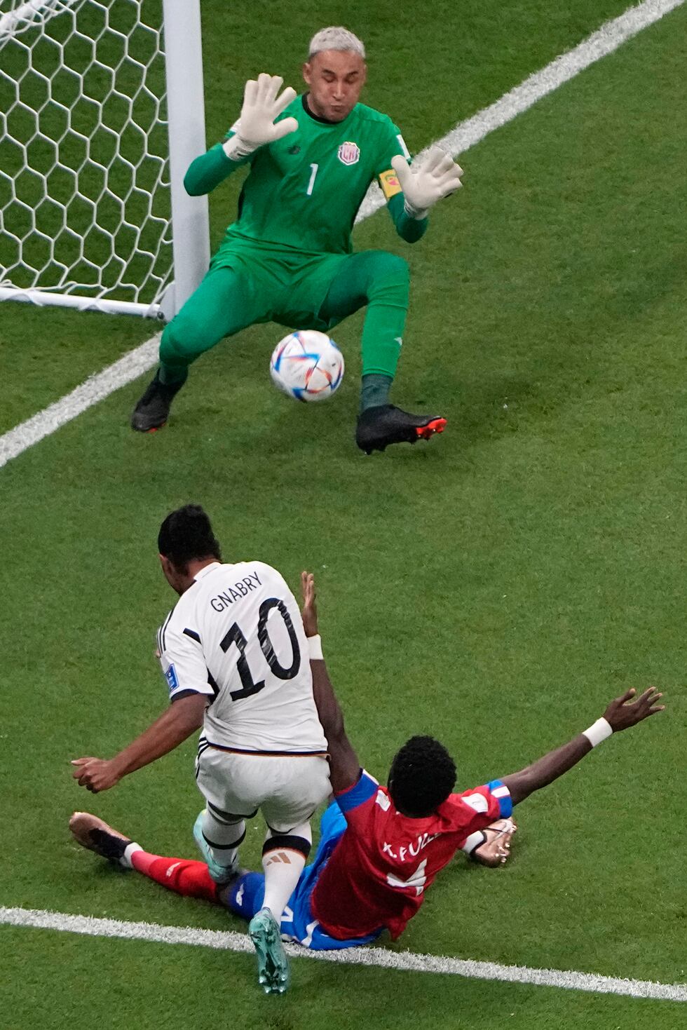 El portero costarricense Keylor Navas ataja un remate del alemán Serge Gnabry durante el...