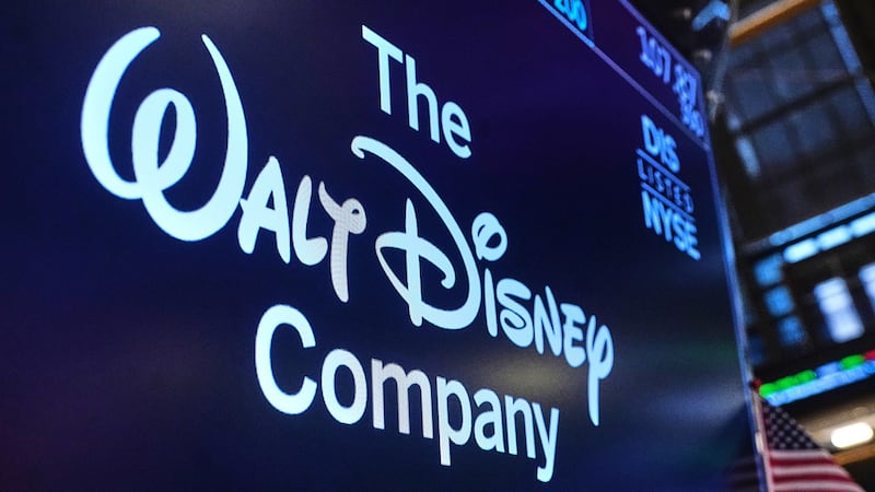 ARCHIVO - El logotipo de The Walt Disney Company sobre una estación de trabajo en el piso de...