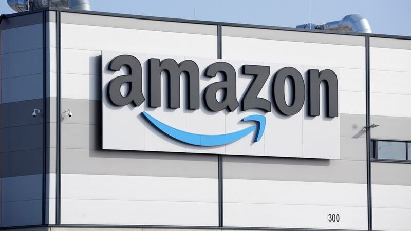 El logo de Amazon en un edificio en Schoenefeld cerca de Berlín, el 18 de marzo de 2022. (Foto...