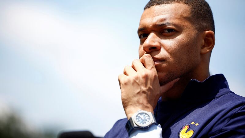 El delantero francés Kylian Mbappé en la ciudad deportiva de la selección nacional con miras a...