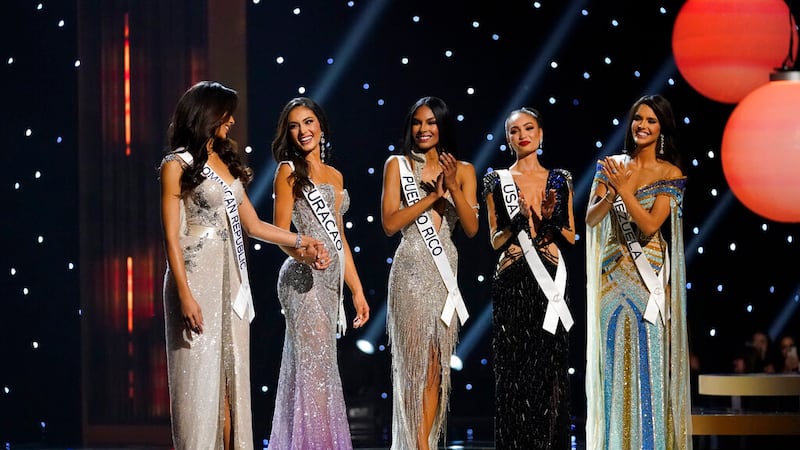 Las cinco finalistas de la 71a edición de Miss Universo en Nueva Orleans, el sábado 14 de...