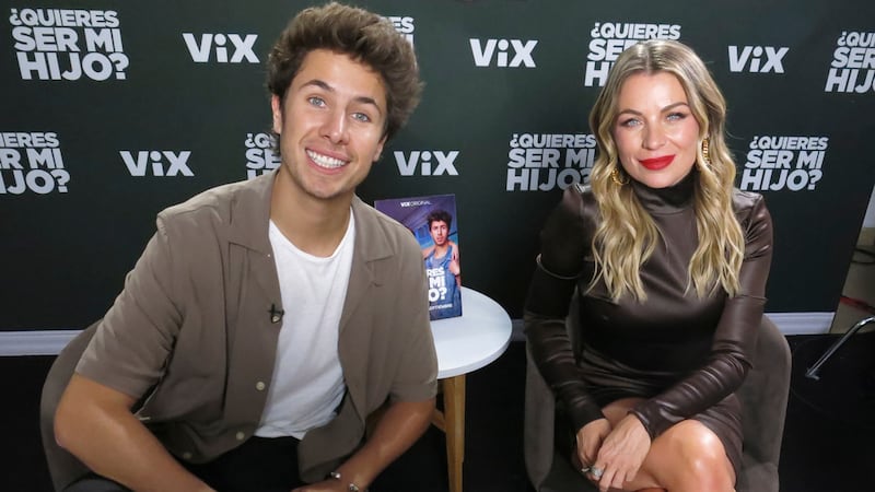 Los actores mexicanos Juanpa Zurita, izquierda, y Ludwika Paleta posan durante una entrevista...