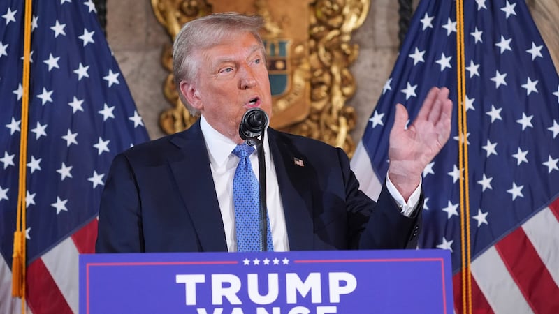 El presidente electo Donald Trump habla durante una conferencia de prensa en Mar-a-Lago, el...