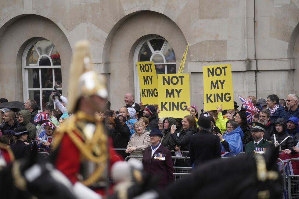 La procesión que acompaña al rey Carlos III y la reina Camila rumbo al Palacio de Buckingham...