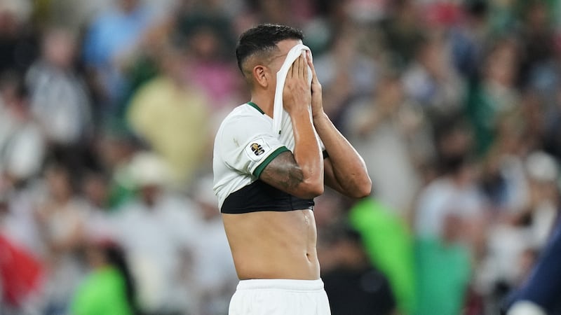Roberto Fernández, de Bolivia, se lamenta tras la eliminación ante Irak en el repechaje...