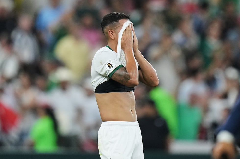 Roberto Fernández, de Bolivia, se lamenta tras la eliminación ante Irak en el repechaje...