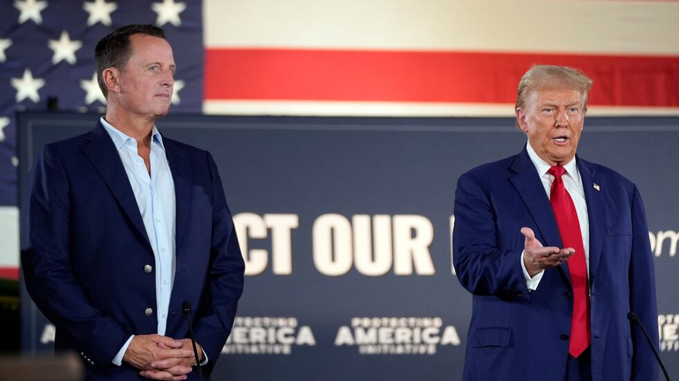 ARCHIVO - El entonces expresidente Donald Trump habla junto a Richard Grenell durante un acto...