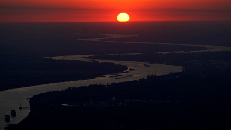 ARCHIVO - Embarcaciones navegan por el río Mississippi en LaPlace, Louisiana, el 20 de octubre...