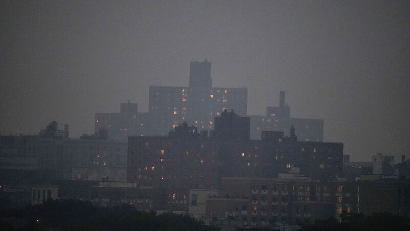 El perfil de la ciudad de Nueva York, visto a través de la niebla, el 6 de junio de 2023, en...