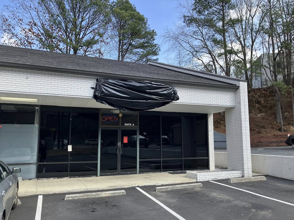 Clausuran cuatro salones de masajes.