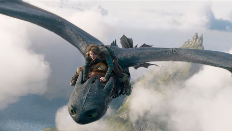 Esta imagen difundida por Universal Pictures muestra a Mason Thames como Hipo, viajando sobre...