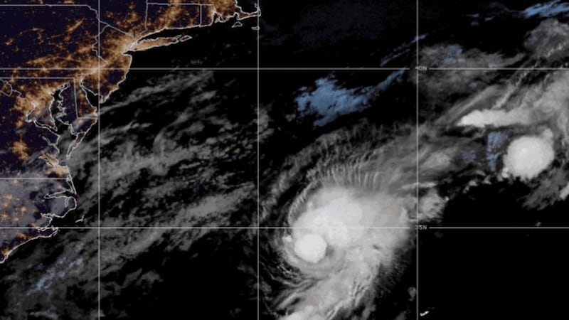 Esta foto satelital proporcionada por la NOAA muestra la tormenta tropical Dexter en el...