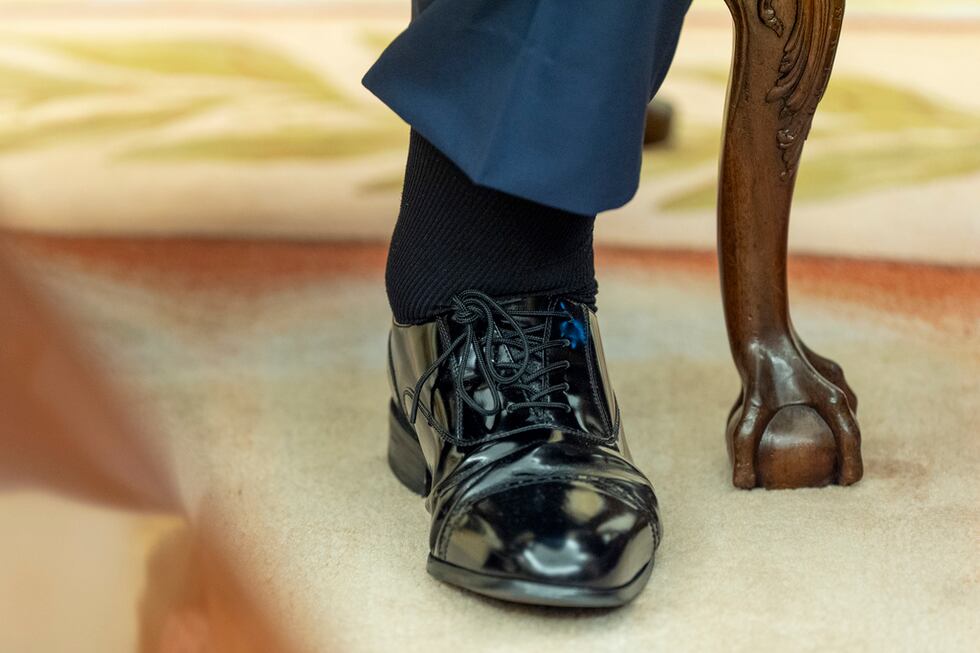 El pie izquierdo hinchado del presidente estadounidense Donald Trump durante una reunión en el...