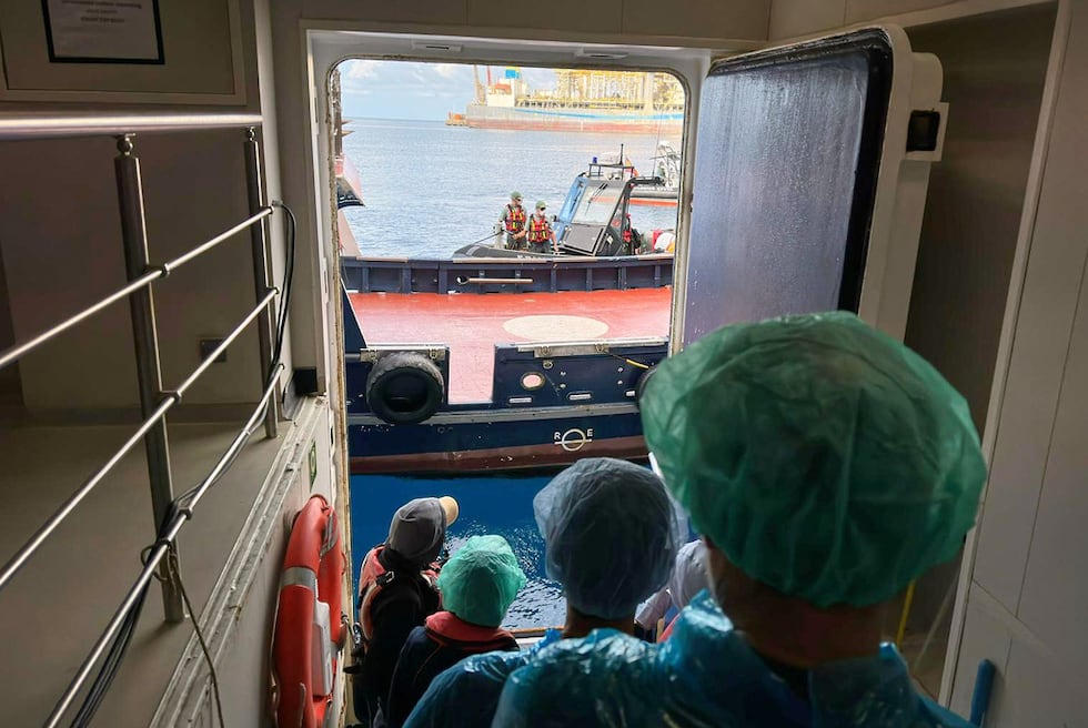 Pasajeros desembarcan del crucero MV Hondius, afectado por un brote de hantavirus, en el...