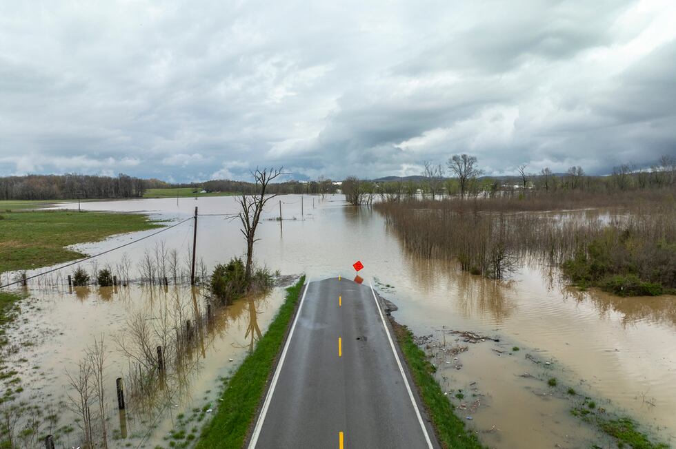 Inundaciones cubren parte de la calzada de la carretera estatal 39 en el condado de Lincoln,...