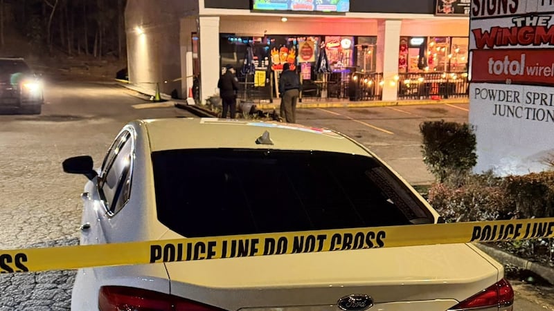 Tiroteo deja a un hombre herido afuera de un centro comercial de Marietta.