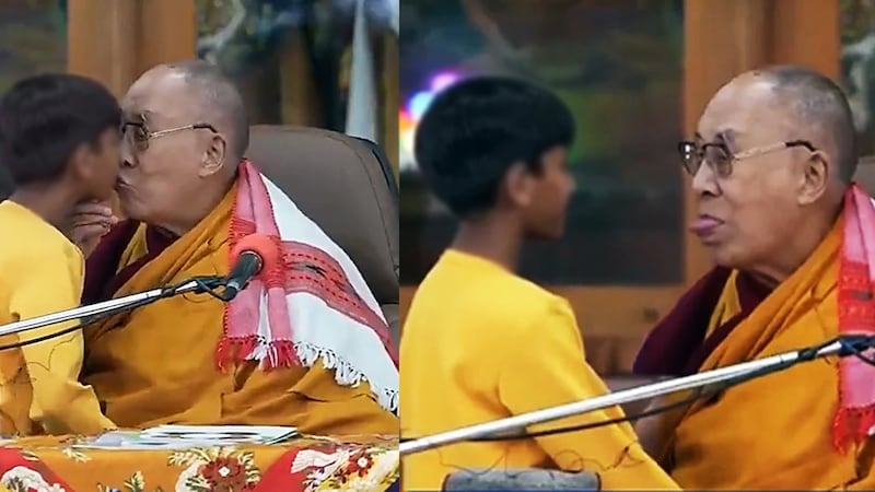 dalai lama besa en la boca a niño